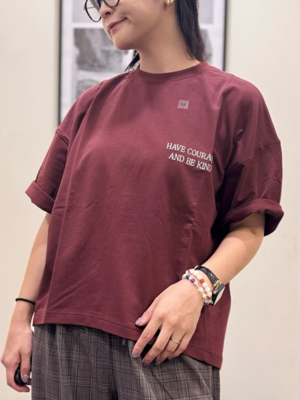 ブラウン系のその他パンツ、レッド系のTシャツ/カットソー、ブラック系のショルダーバッグを着用したレディースの秋コーディネートの5枚目の写真