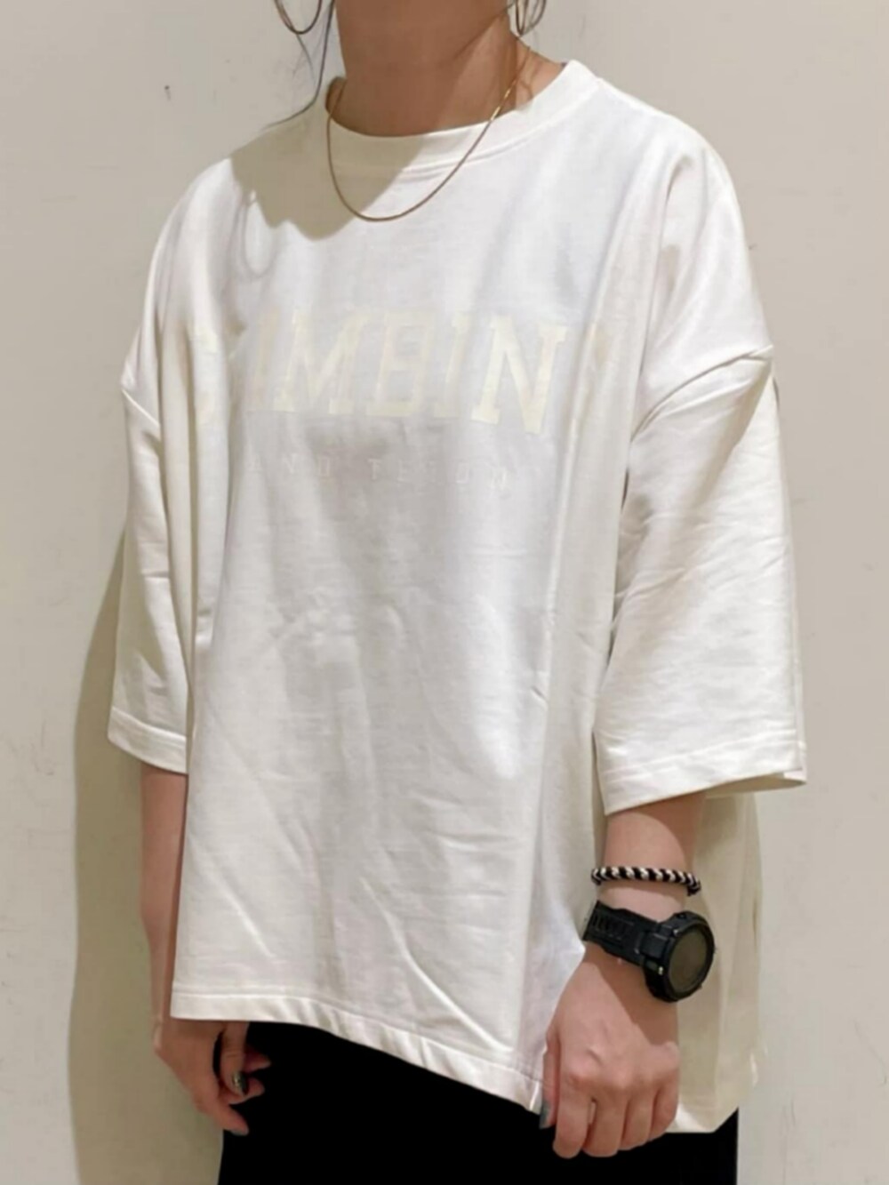 ブルー系のシャツ/ブラウス、ホワイト系のTシャツ/カットソー、ブルー系のデニムパンツを着用したレディースの秋コーディネートの8枚目の写真