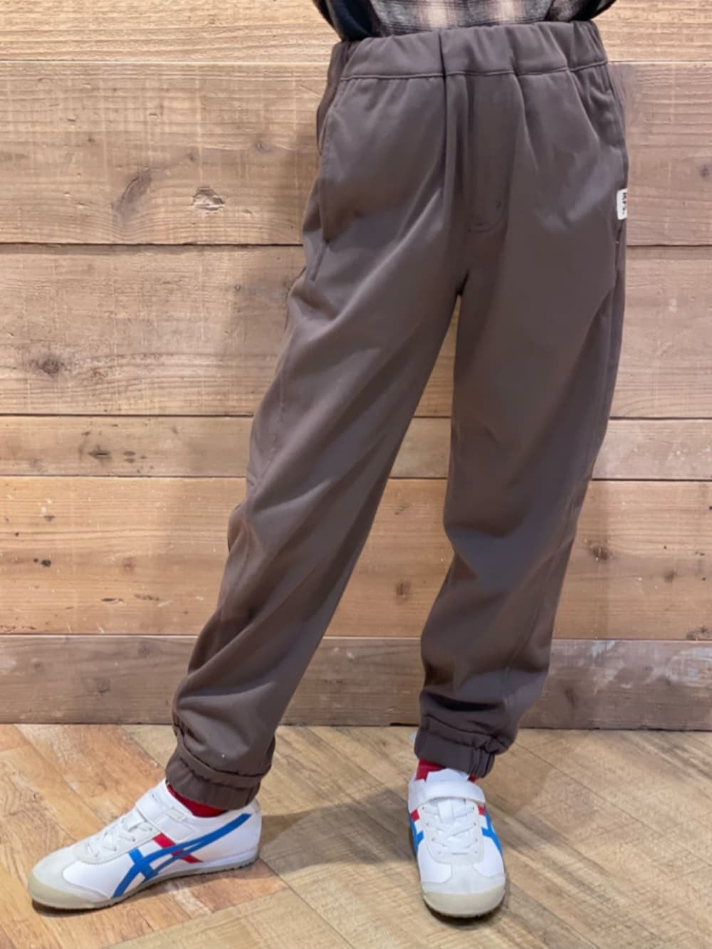 ベージュ系のシャツ/ブラウス、ブラック系のスウェット、ベージュ系のブルゾンを着用したキッズの秋コーディネートの8枚目の写真