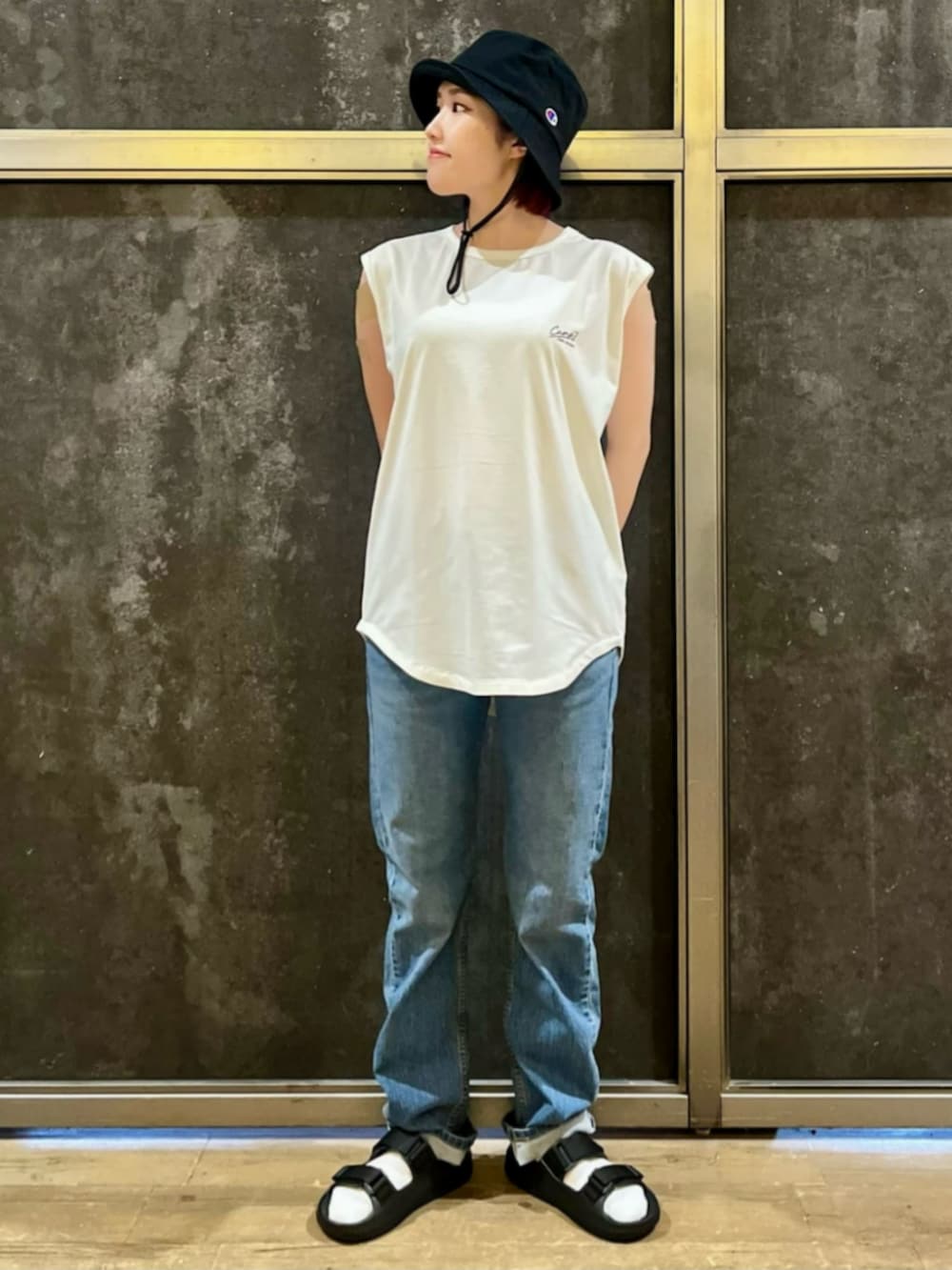 ブラック系のTシャツ/カットソー、ホワイト系のタンクトップ、ブルー系のデニムパンツを着用したレディースの夏コーディネートの4枚目の写真