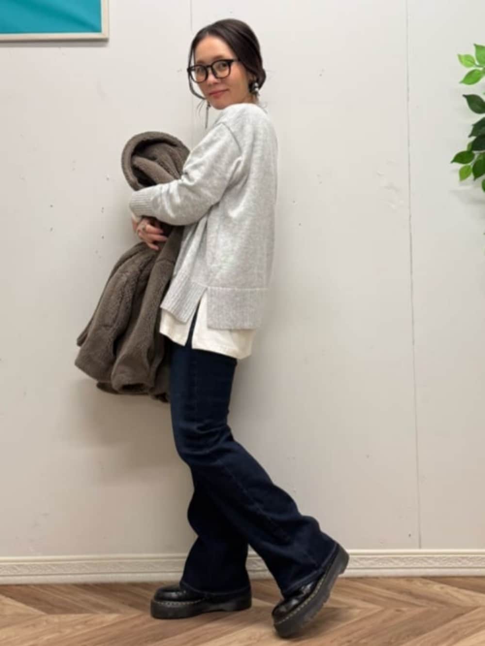 ホワイト系のTシャツ/カットソー、ブルー系のデニムパンツ、ブラウン系のその他アウターを着用したレディースの冬コーディネートの6枚目の写真