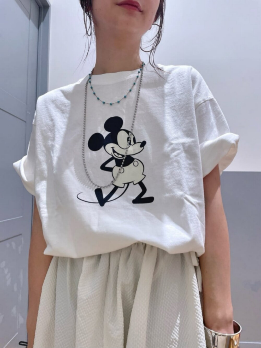 ホワイト系のその他トップス、ブルー系のその他パンツ、ホワイト系のTシャツ/カットソーを着用したレディースの夏コーディネートの5枚目の写真