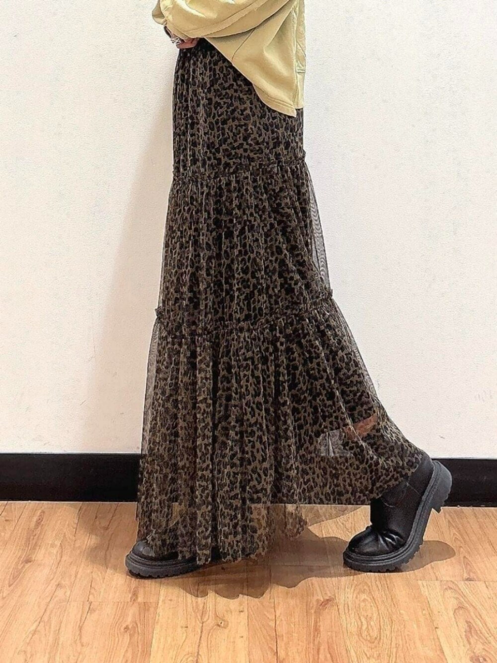 グレー系のスウェット、ブラウン系のスカート、ブラック系のTシャツ/カットソーを着用したレディースの秋コーディネートの10枚目の写真