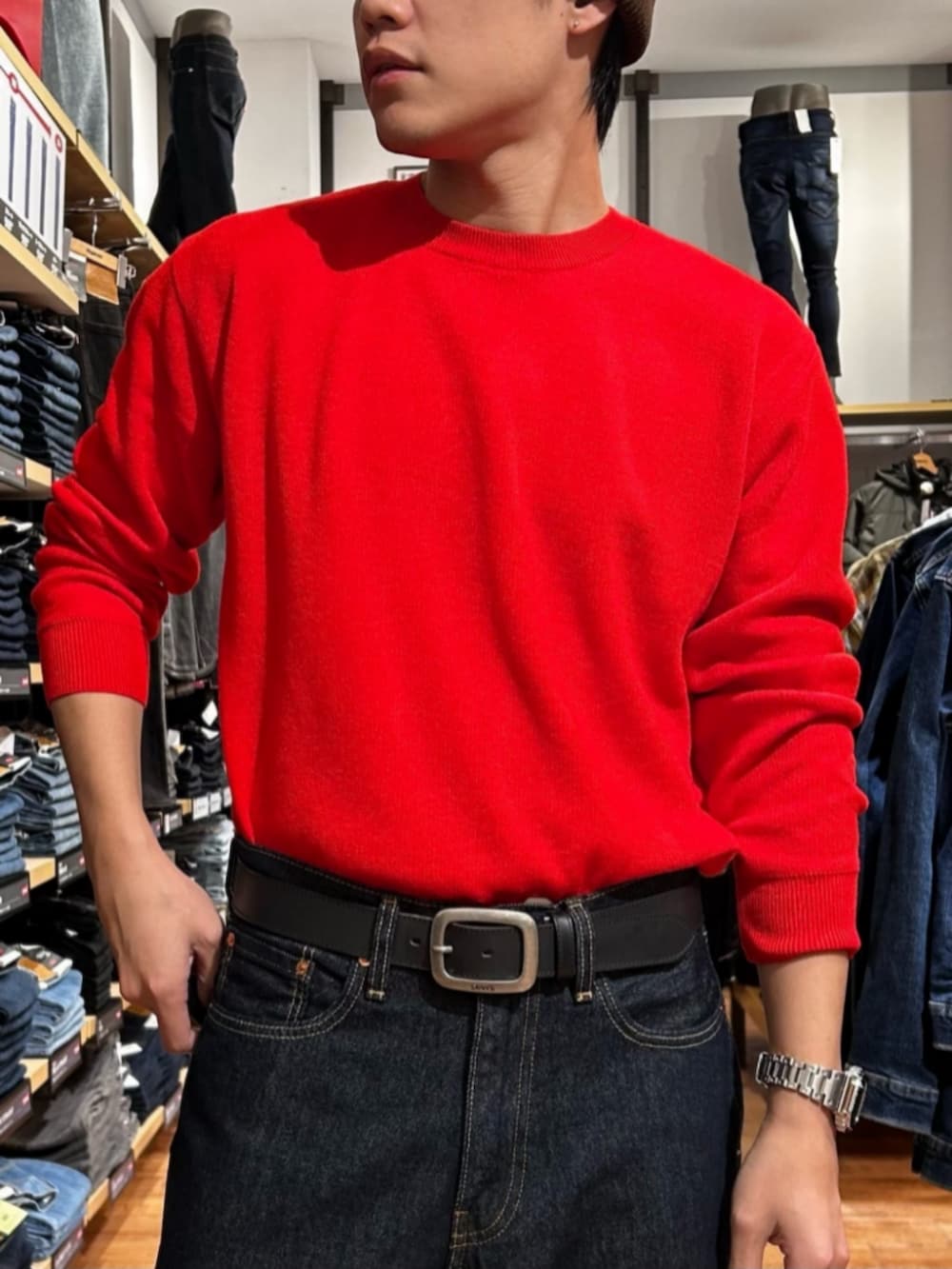 ブルー系のデニムパンツ、レッド系のニット/セーター、ブラウン系のテーラードジャケットを着用したメンズの冬コーディネートの8枚目の写真