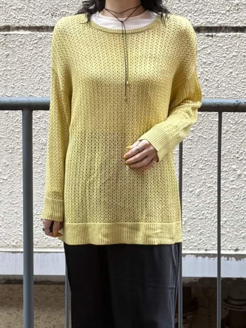 ホワイト系のTシャツ/カットソー、イエロー系のニット/セーター、ブルー系のデニムパンツを着用したレディースの春コーディネートの7枚目の写真