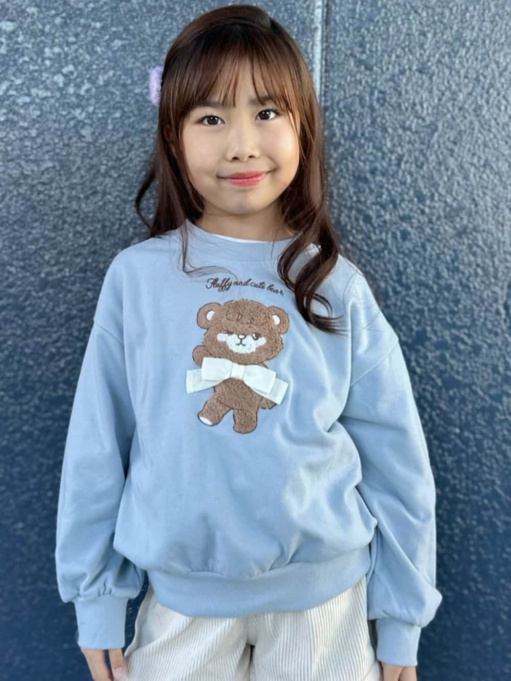 ホワイト系のトートバッグ、ブルー系のスウェット、ホワイト系のブルゾンを着用したキッズの冬コーディネートの5枚目の写真