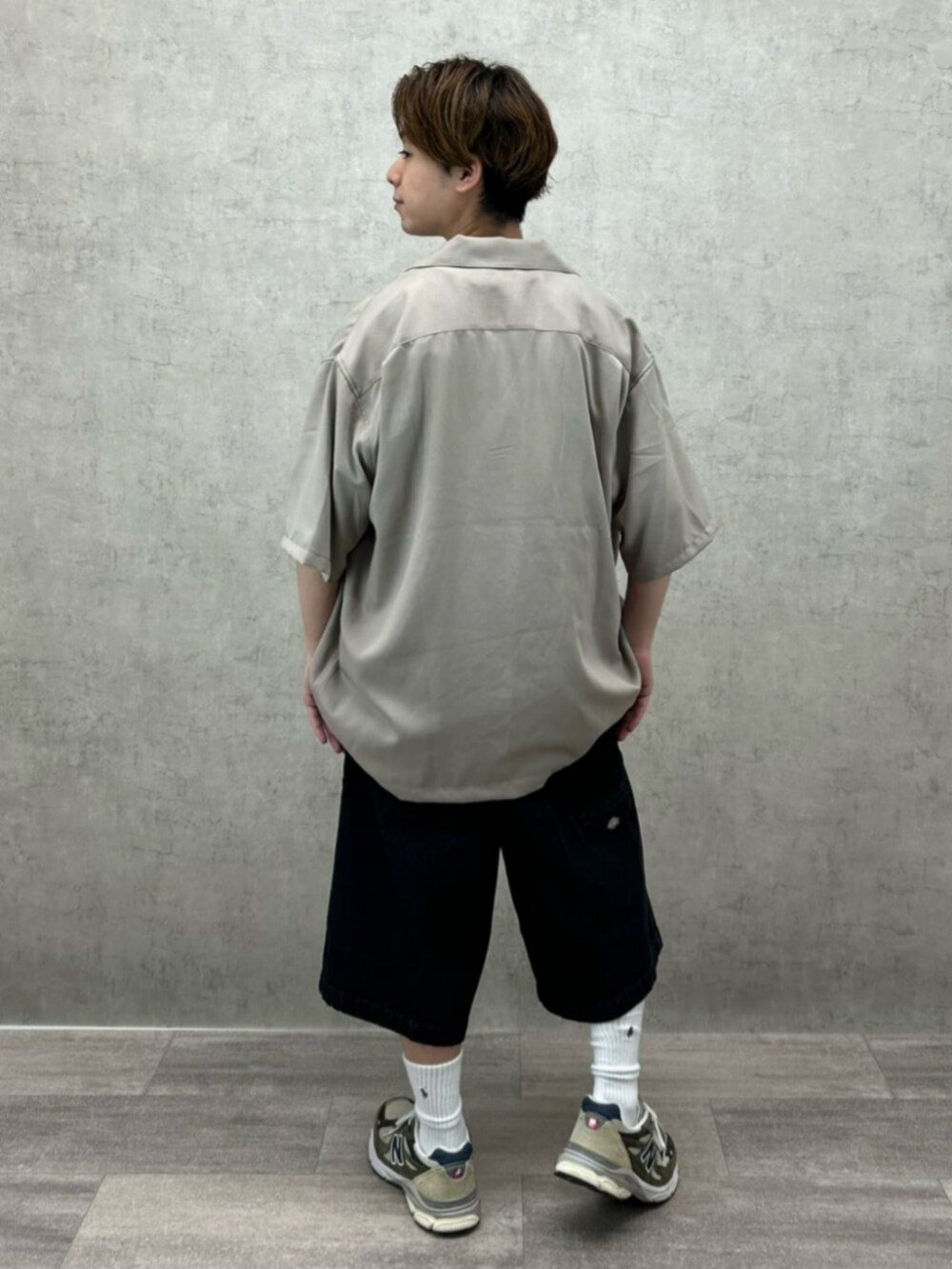 ホワイト系のタンクトップ、レッド系のTシャツ/カットソー、ベージュ系のシャツ/ブラウスを着用したメンズの夏コーディネートの4枚目の写真