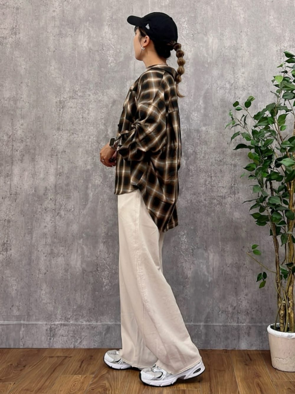 ブラック系のその他トップス、ブラウン系のシャツ/ブラウス、ホワイト系のスウェットパンツを着用したレディースの秋コーディネートの2枚目の写真