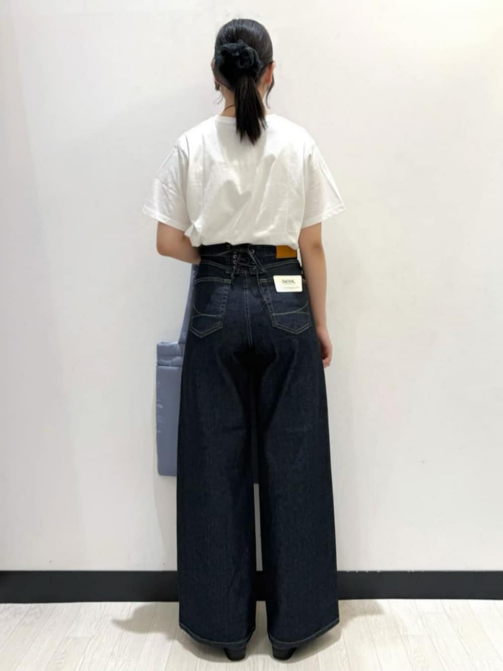 「夏コーデ、ワイドパンツ、ワイドデニム、ゆったり、涼しい、カジュアル、カジュアルコーデ、骨格ウェーブ、SOMETHING」｜「Right-onの【HONEYSUCKLE ROSE】フォトグラフィックＴ（Tシャツ/カットソー、その他）」を使った、Rightonさん（骨格ウェーブ・レディース・164cm）の夏コーディネートの3枚目の写真