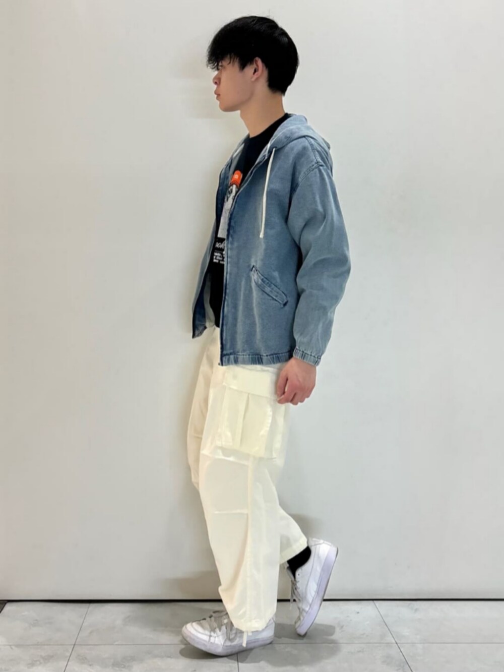 ブルー系のデニムジャケット、ホワイト系のその他パンツ、ブルー系のスウェットを着用したメンズの冬コーディネートの2枚目の写真