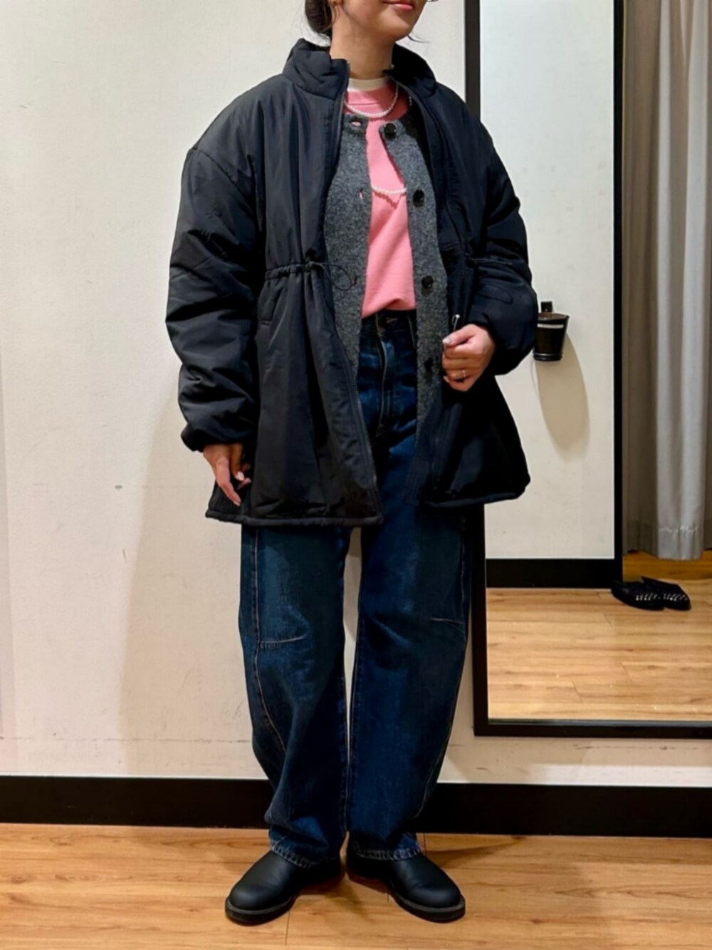 グレー系のカーディガン/ボレロ、ピンク系のスウェット、ブルー系のデニムパンツを着用したレディースの冬コーディネートの4枚目の写真