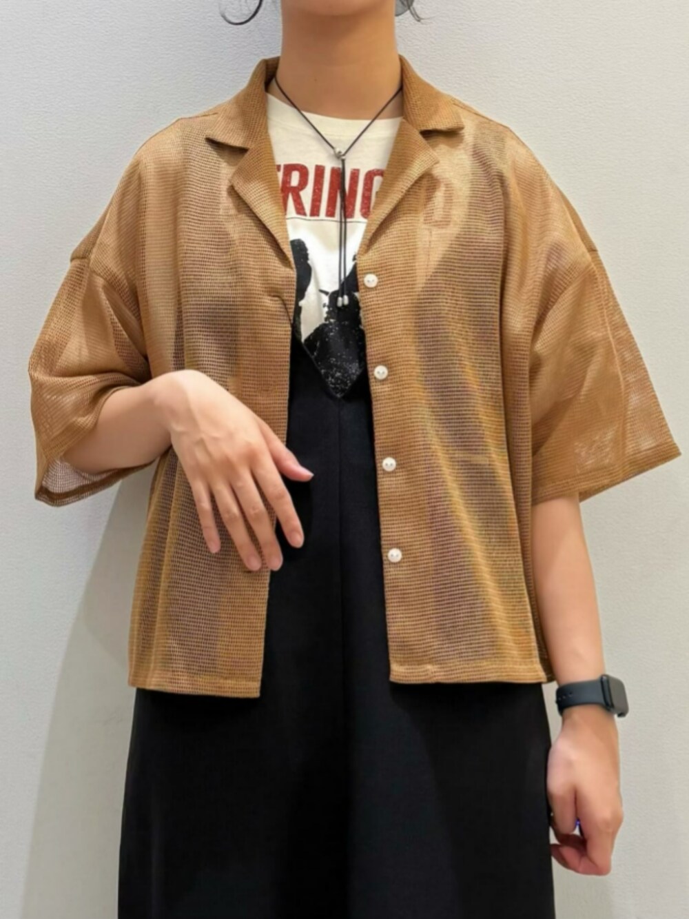 ブラウン系のシャツ/ブラウス、ホワイト系のTシャツ/カットソー、ブラック系のシャツワンピースを着用したレディースの夏コーディネートの6枚目の写真