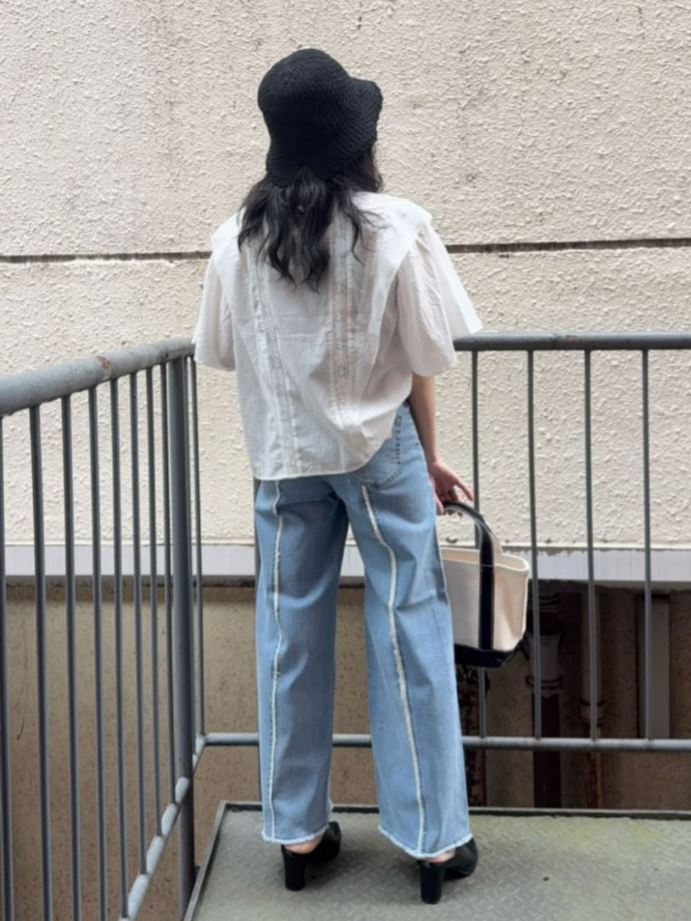 「夏コーデ、夏、ジーンズ、デニムパンツ、デニム、ワイドパンツ、ワイドデニム、ブラウス、ブラウス×デニム、ミニバッグ、ハット、透け感、カジュアル、SOMETHING、HONEYSUCKLE ROSE」｜「SOMETHINGの【SOMETHING】「LISA」フリンジワイド（デニムパンツ、ブルー系）」を使った、Rightonさん（骨格ナチュラル・レディース・159cm）の夏コーディネートの3枚目の写真