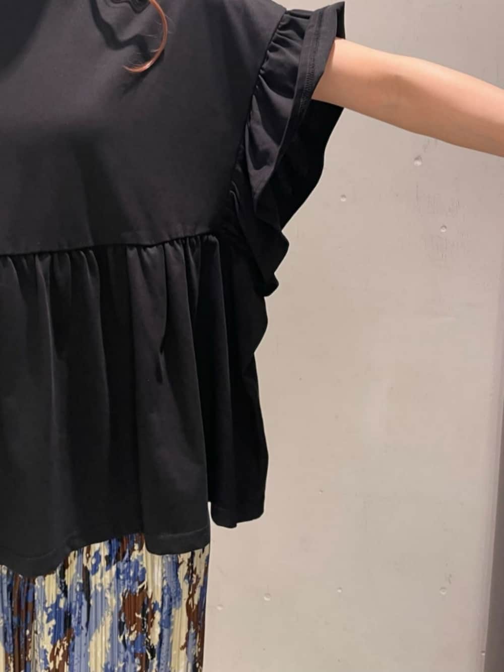 「夏コーデ、ワイドパンツ、半袖、バッグ、ミニバッグ、リラックス、リラックススタイル、カジュアルコーデ、楽チンコーデ、HONEYSUCKLE ROSE、ママコーデ」｜「Right-onの【HONEYSUCKLE ROSE】接触冷感フリルＴシャツ（その他トップス、ブラック系）」を使った、Rightonさん（レディース・164cm）の夏コーディネートの6枚目の写真