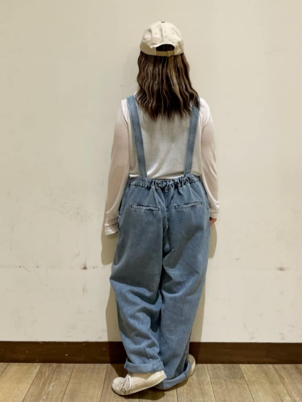 ホワイト系のその他トップス、ブルー系のサロペット/オーバーオール、ホワイト系のシャツ/ブラウスを着用したレディースの春コーディネートの9枚目の写真