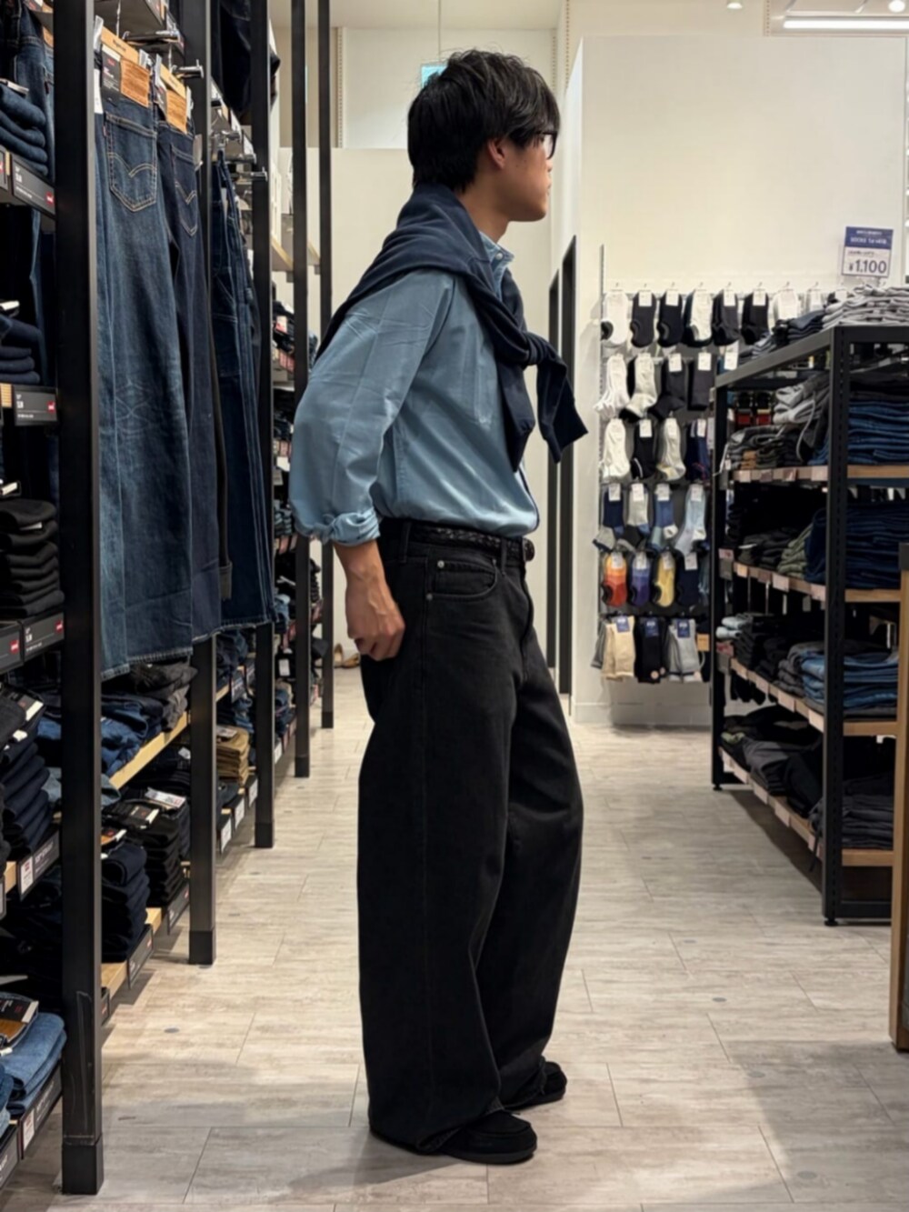 ブルー系のデニムパンツ、ブルー系のシャツ/ブラウス、ブラック系のその他を着用したメンズの春コーディネートの2枚目の写真