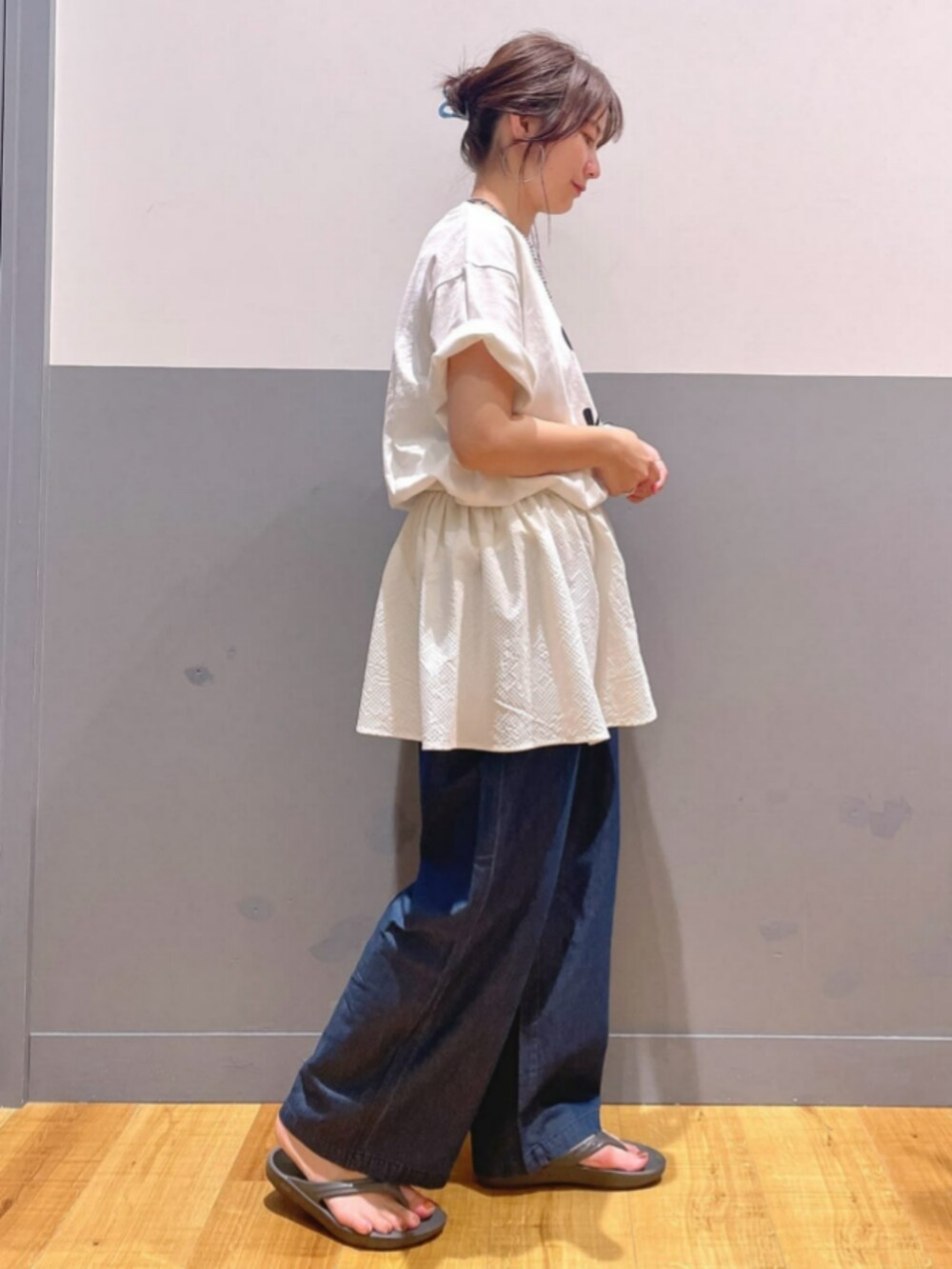 ホワイト系のその他トップス、ブルー系のその他パンツ、ホワイト系のTシャツ/カットソーを着用したレディースの夏コーディネートの3枚目の写真