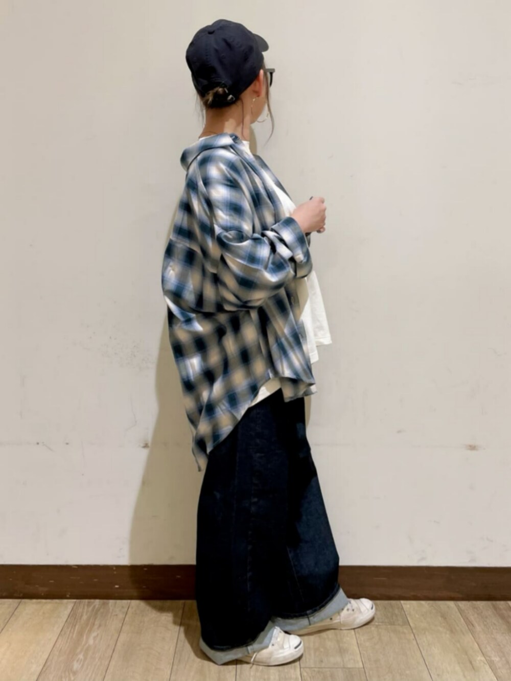 ブルー系のシャツ/ブラウス、ホワイト系のTシャツ/カットソー、ブルー系のデニムパンツを着用したレディースの秋コーディネートの4枚目の写真