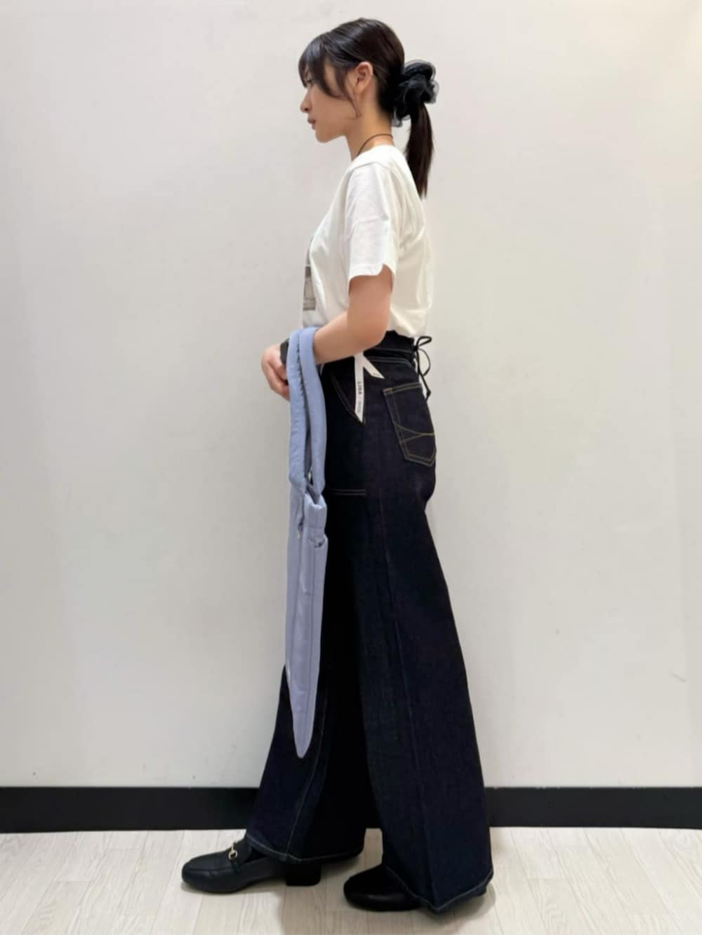 「夏コーデ、ワイドパンツ、ワイドデニム、ゆったり、涼しい、カジュアル、カジュアルコーデ、骨格ウェーブ、SOMETHING」｜「Right-onの【HONEYSUCKLE ROSE】フォトグラフィックＴ（Tシャツ/カットソー、その他）」を使った、Rightonさん（骨格ウェーブ・レディース・164cm）の夏コーディネートの2枚目の写真