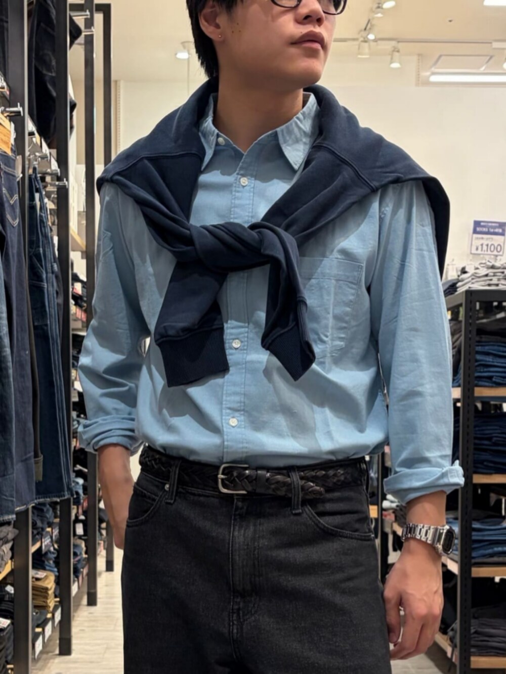 ブルー系のデニムパンツ、ブルー系のシャツ/ブラウス、ブラック系のその他を着用したメンズの春コーディネートの5枚目の写真
