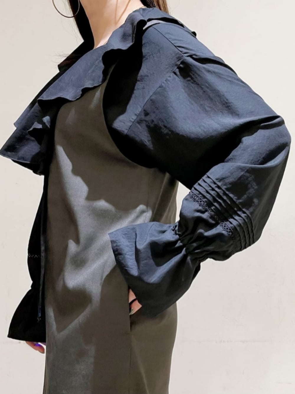 ブラック系のショルダーバッグ、ブラック系のブーツ、ブラック系のシャツ/ブラウスを着用したレディースの冬コーディネートの8枚目の写真