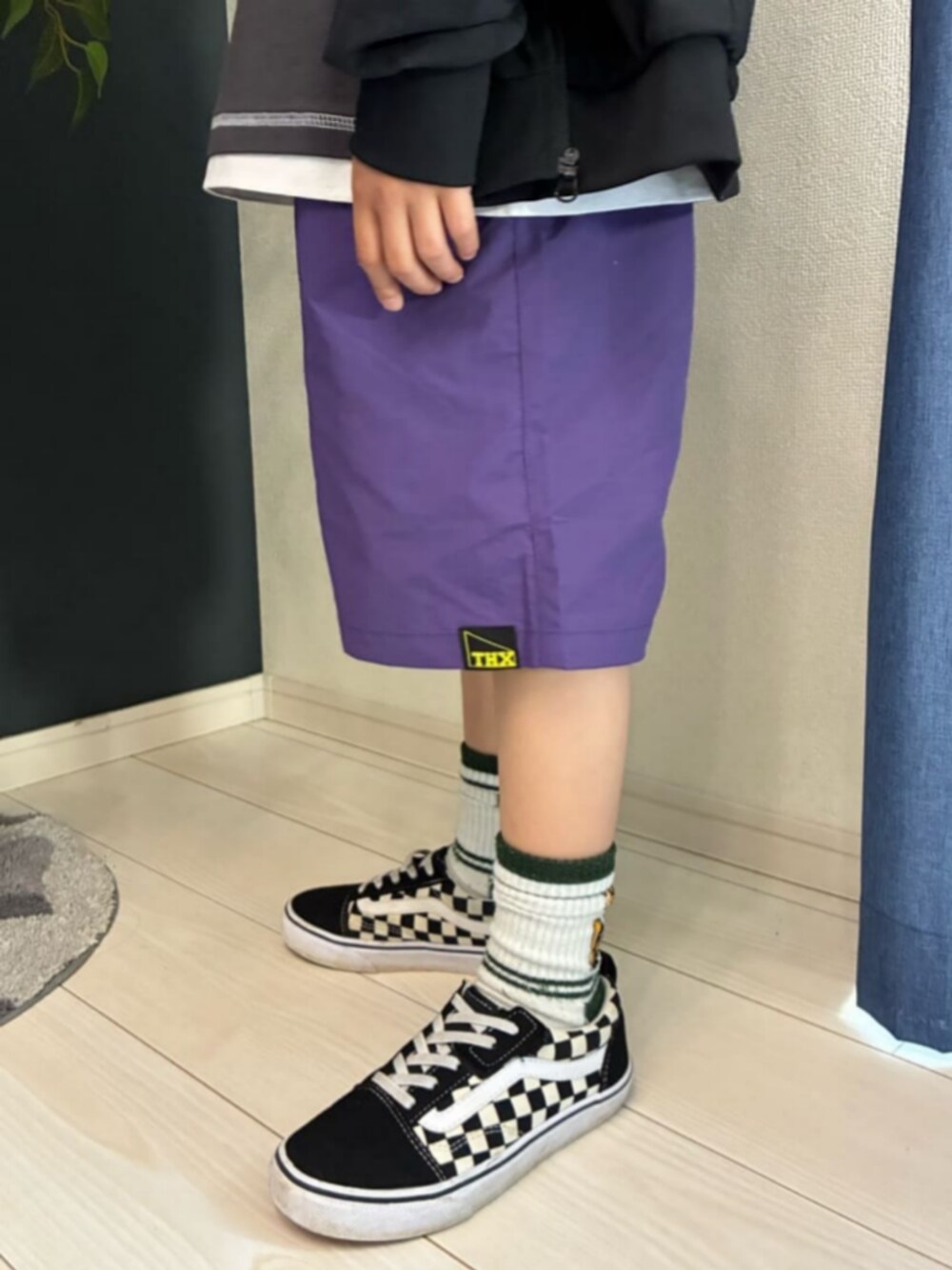 ブラック系のパーカー、ブラック系のTシャツ/カットソー、パープル系のその他パンツを着用したキッズの春コーディネートの9枚目の写真