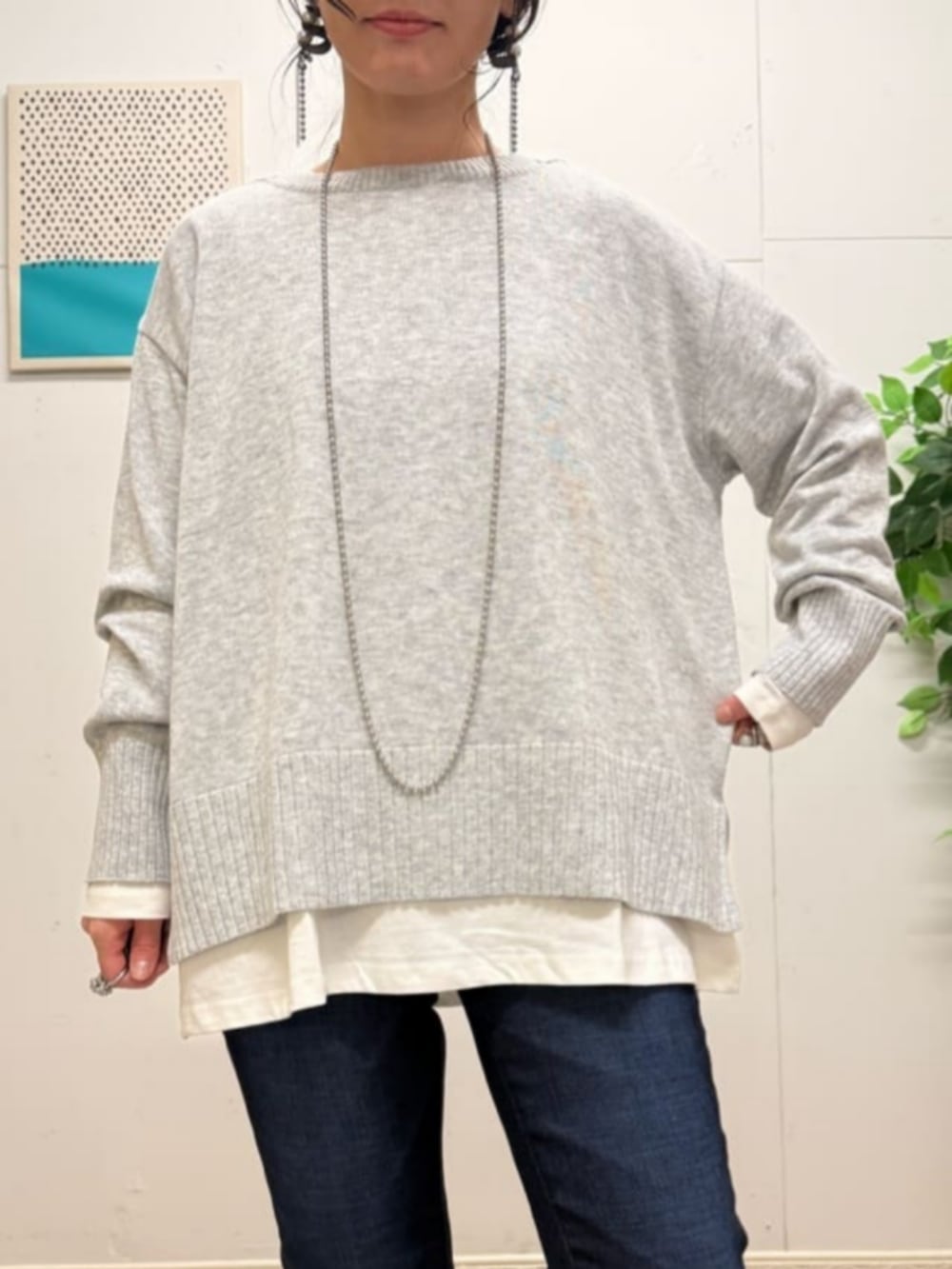 ホワイト系のTシャツ/カットソー、ブルー系のデニムパンツ、ブラウン系のその他アウターを着用したレディースの冬コーディネートの7枚目の写真