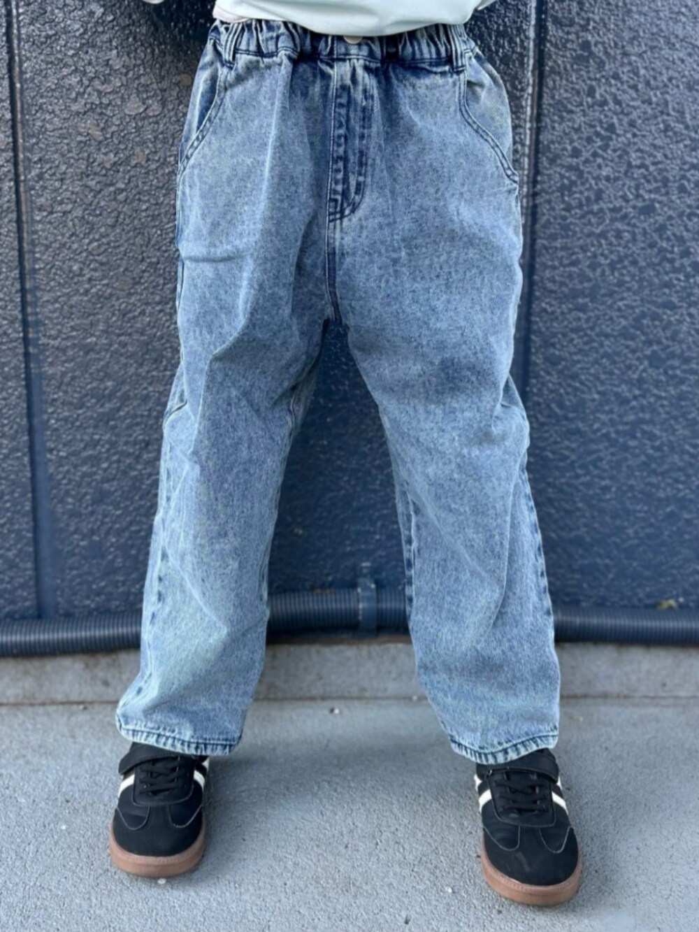 ブラック系のショルダーバッグ、ブルー系のデニムパンツ、ブラック系のシャツ/ブラウスを着用したキッズの春コーディネートの8枚目の写真