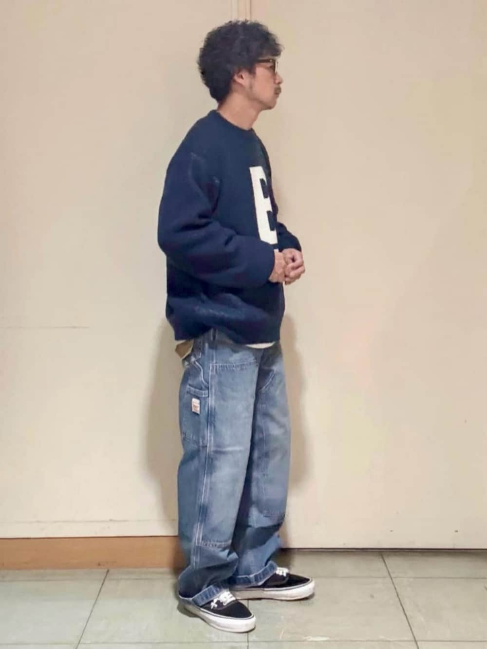 ブルー系のニット/セーター、ブルー系のスウェット、ブルー系のデニムパンツを着用したメンズの冬コーディネートの2枚目の写真