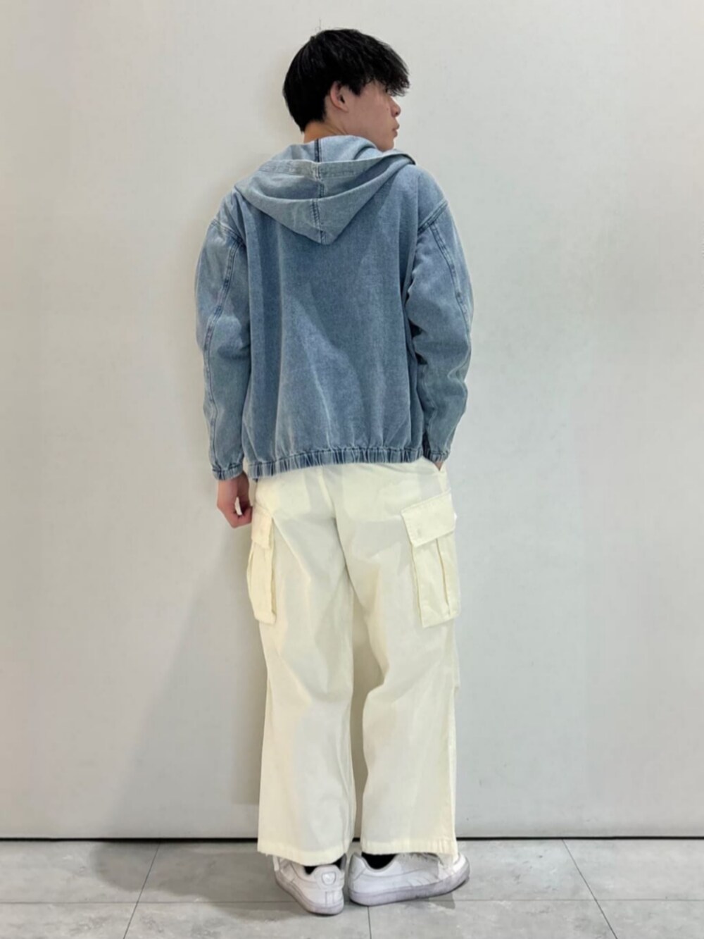 ブルー系のデニムジャケット、ホワイト系のその他パンツ、ブルー系のスウェットを着用したメンズの冬コーディネートの3枚目の写真