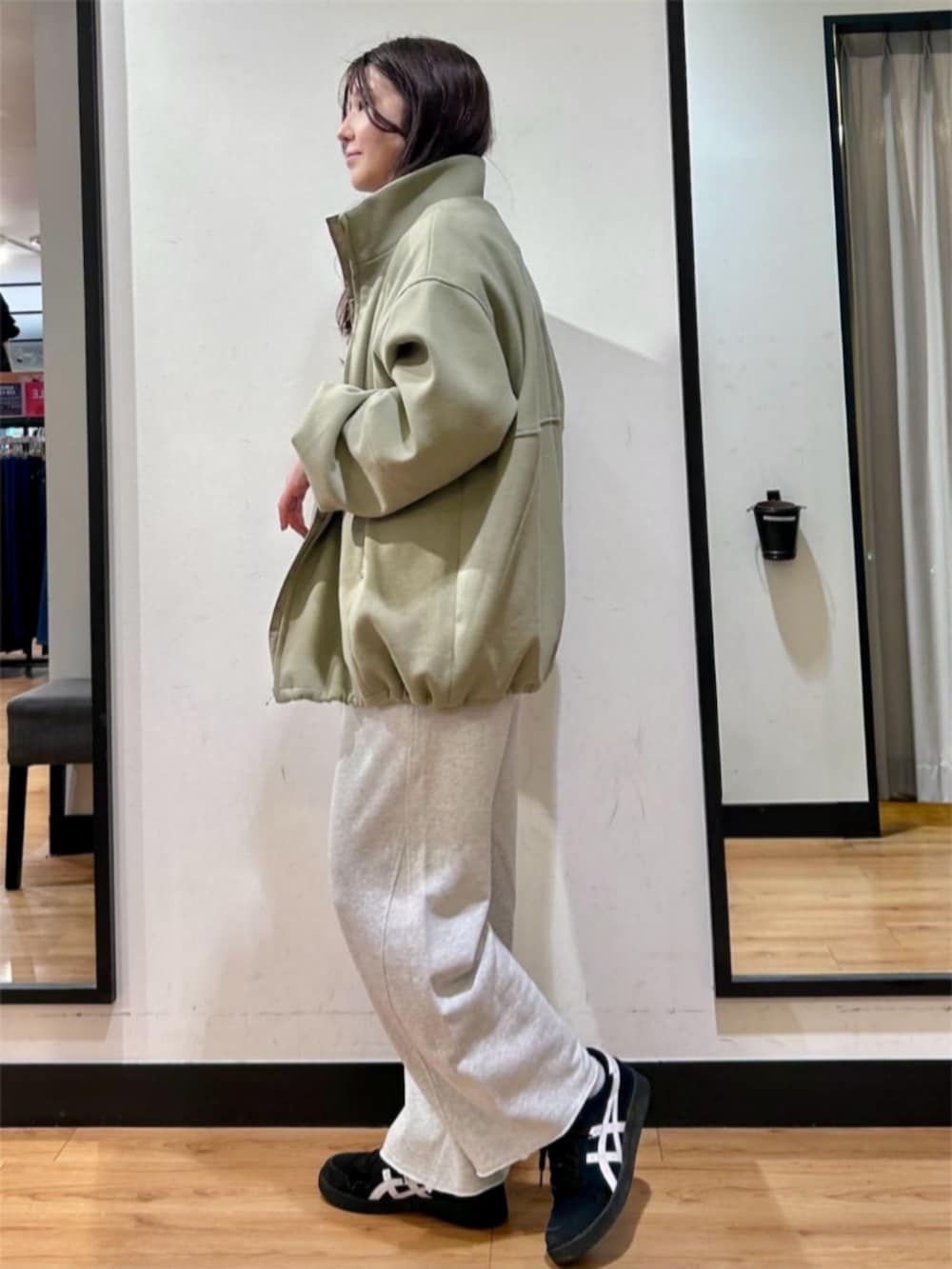 ホワイト系のTシャツ/カットソー、ホワイト系のニット/セーター、グレー系のスウェットパンツを着用したレディースの冬コーディネートの2枚目の写真