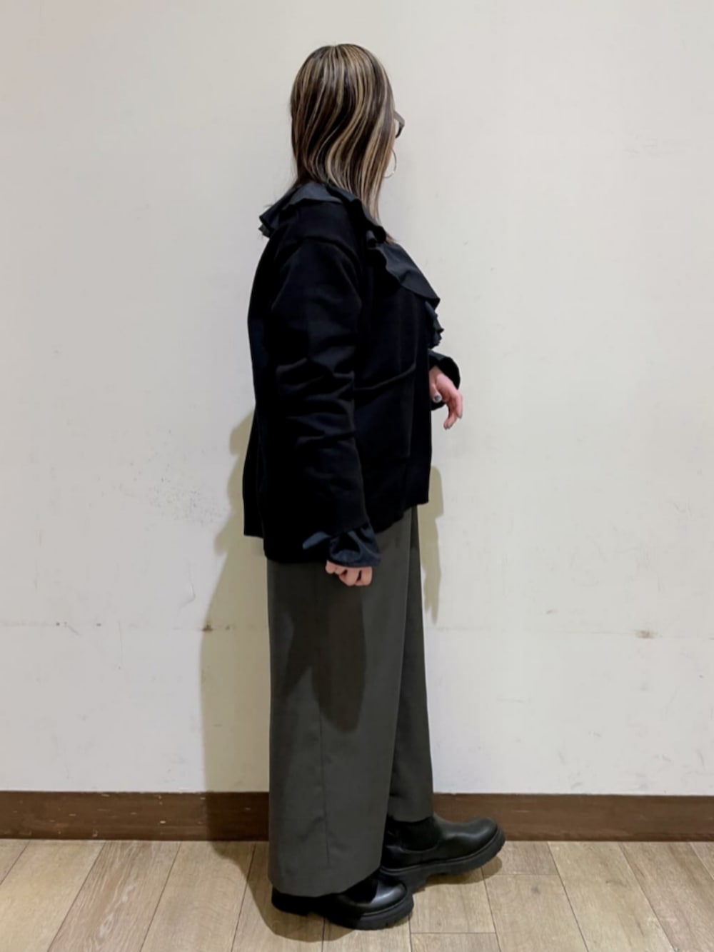 ブラック系のショルダーバッグ、ブラック系のブーツ、ブラック系のシャツ/ブラウスを着用したレディースの冬コーディネートの4枚目の写真