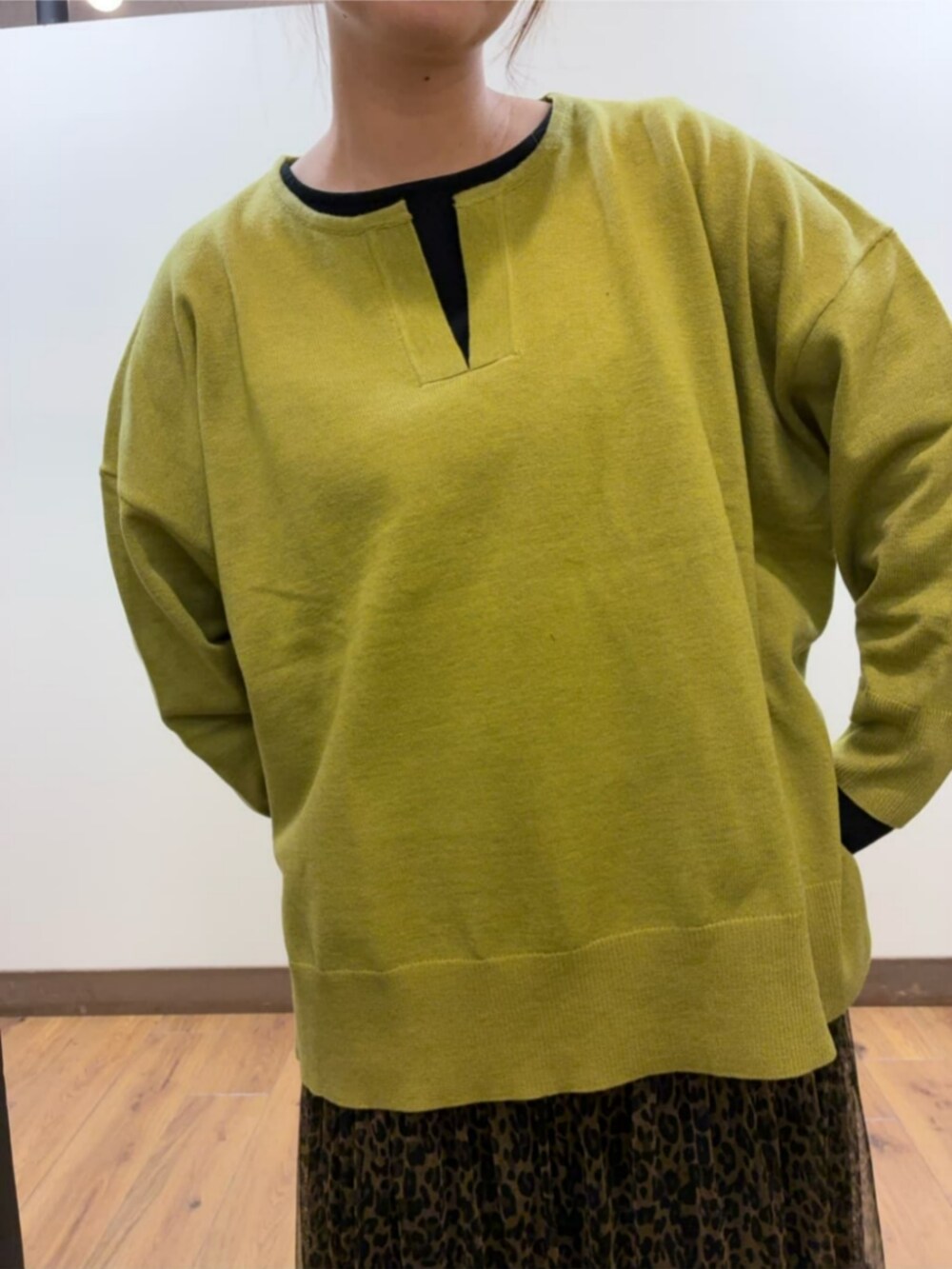 ブラック系のショルダーバッグ、グリーン系のニット/セーター、ブラック系のTシャツ/カットソーを着用したレディースの秋コーディネートの5枚目の写真