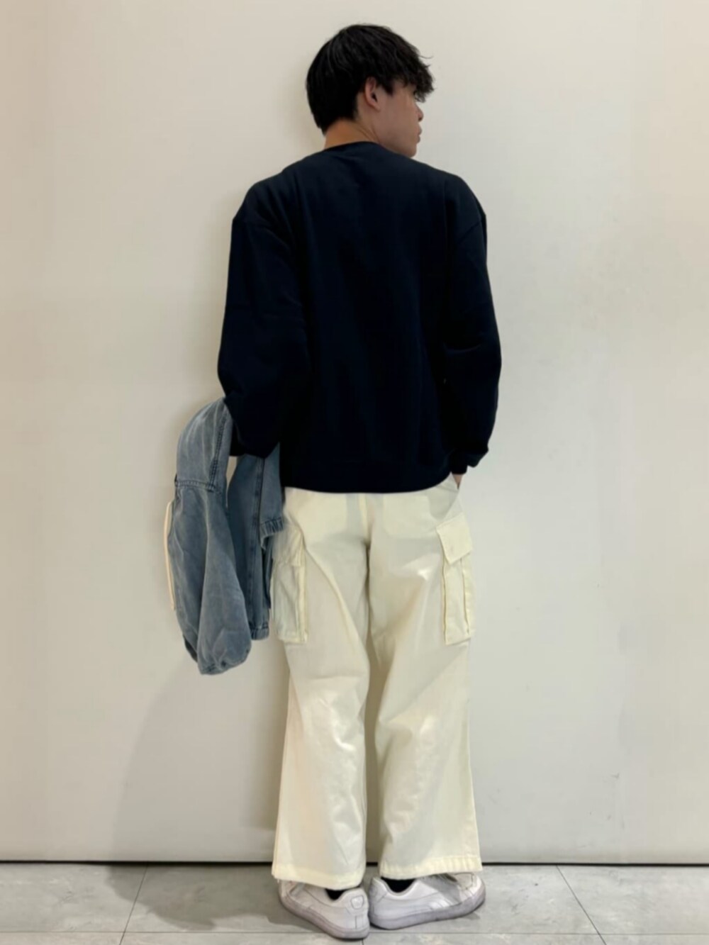ブルー系のデニムジャケット、ホワイト系のその他パンツ、ブルー系のスウェットを着用したメンズの冬コーディネートの7枚目の写真