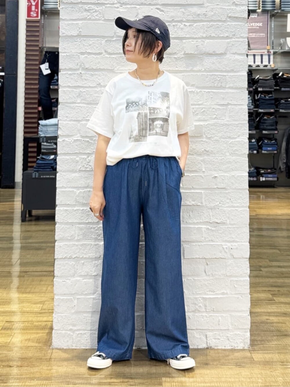 ブルー系のその他パンツ、ブラック系のトートバッグ、ホワイト系のTシャツ/カットソーを着用したレディースの夏コーディネートの7枚目の写真