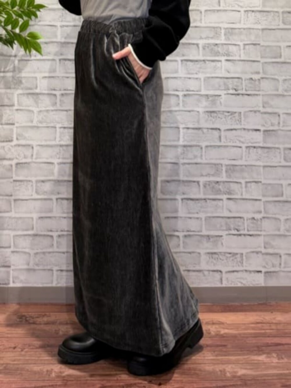 グレー系のスカート、ブラウン系のベスト、ブラック系のニット/セーターを着用したレディースの秋コーディネートの8枚目の写真