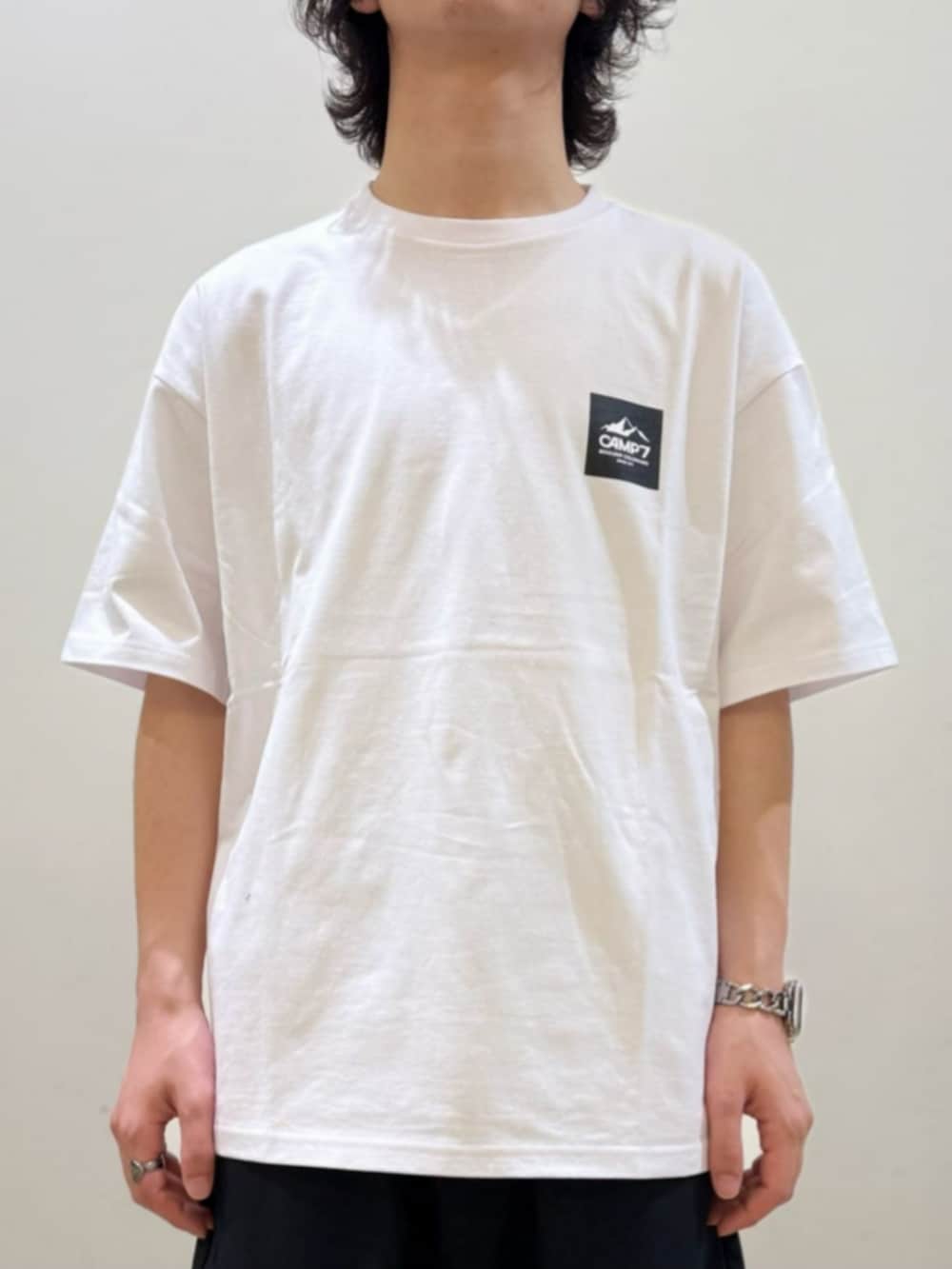 ブルー系のトートバッグ、ホワイト系のTシャツ/カットソー、ブラック系のカーゴパンツを着用したレディースの夏コーディネートの4枚目の写真