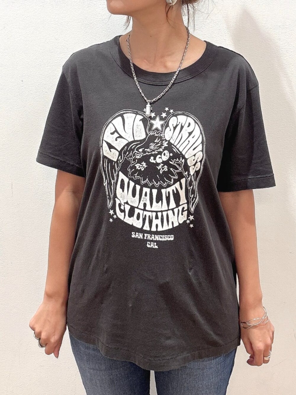 ブラック系のTシャツ/カットソー、ブルー系のシャツ/ブラウス、ブルー系のデニムパンツを着用したレディースの夏コーディネートの5枚目の写真