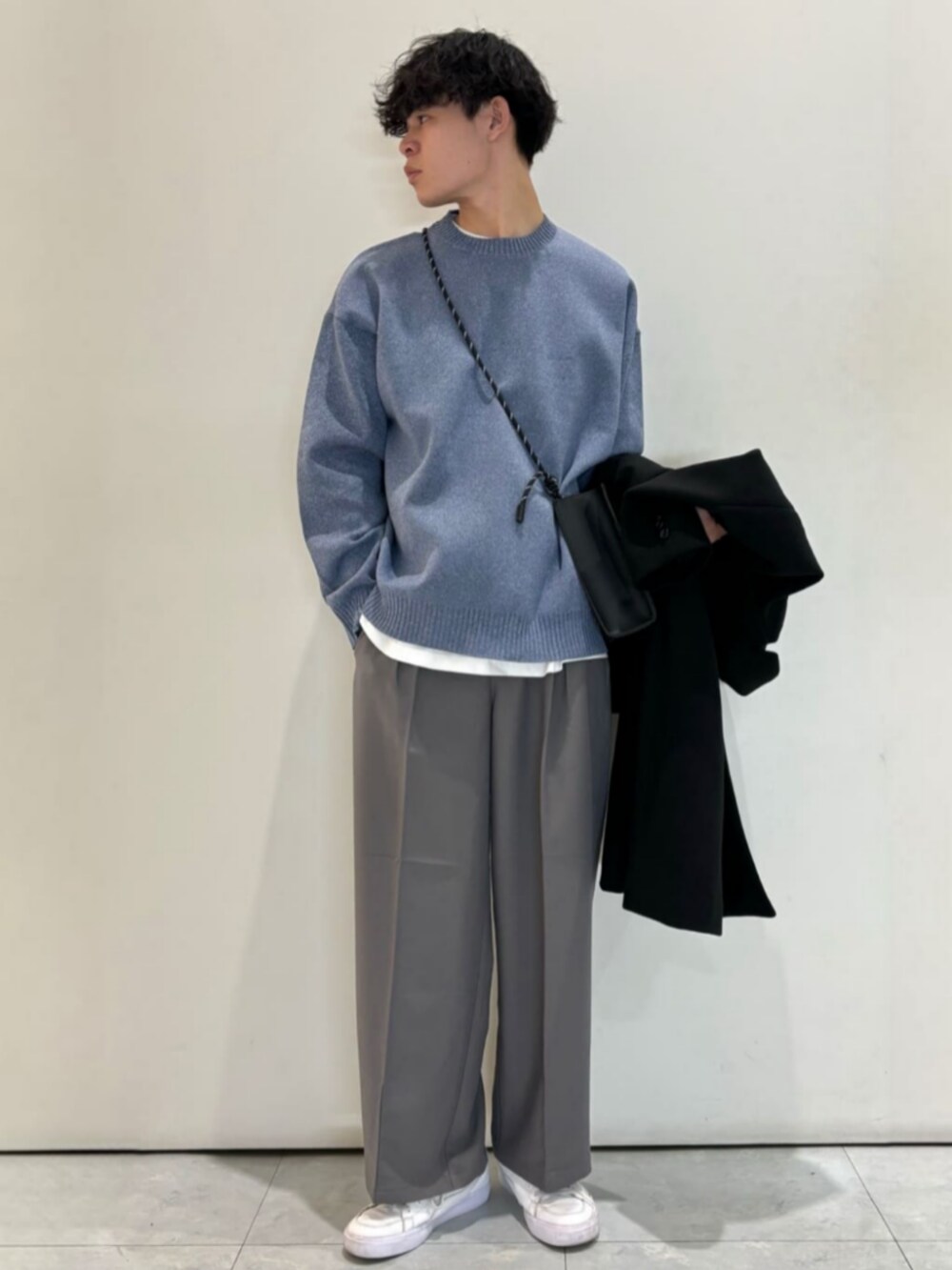 ブラック系のショルダーバッグ、グレー系のその他パンツ、ホワイト系のTシャツ/カットソーを着用したメンズの冬コーディネートの6枚目の写真