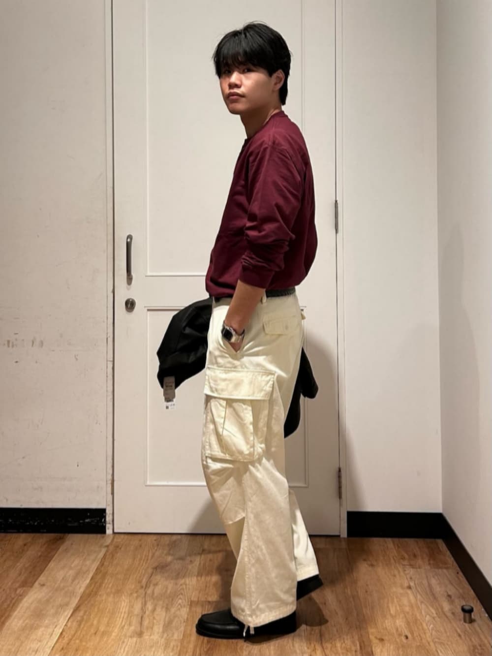 ブラック系のカバーオール、ホワイト系のカーゴパンツ、レッド系のTシャツ/カットソーを着用したメンズの冬コーディネートの7枚目の写真