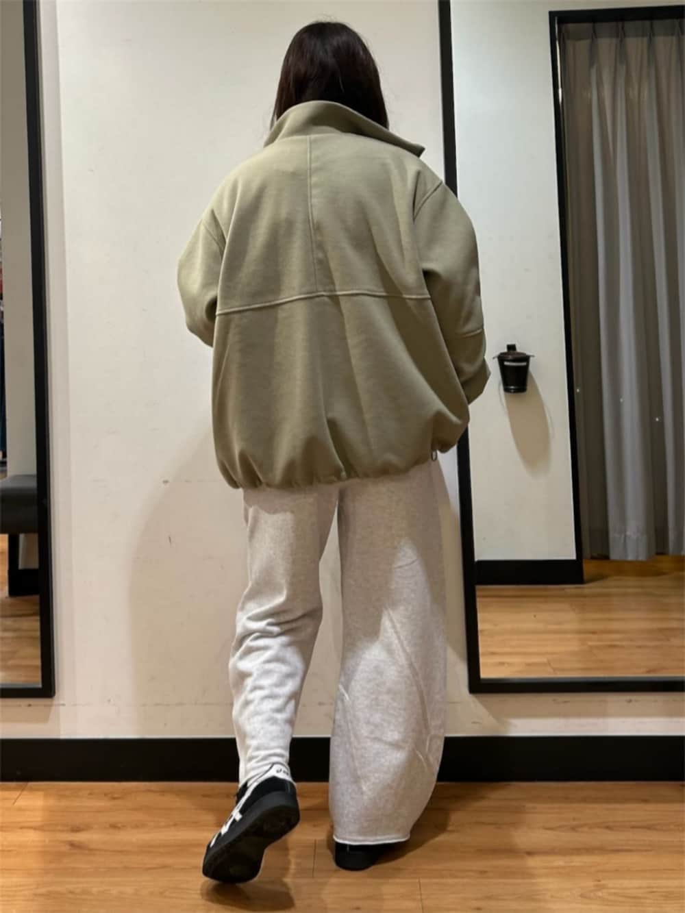 ホワイト系のTシャツ/カットソー、ホワイト系のニット/セーター、グレー系のスウェットパンツを着用したレディースの冬コーディネートの3枚目の写真