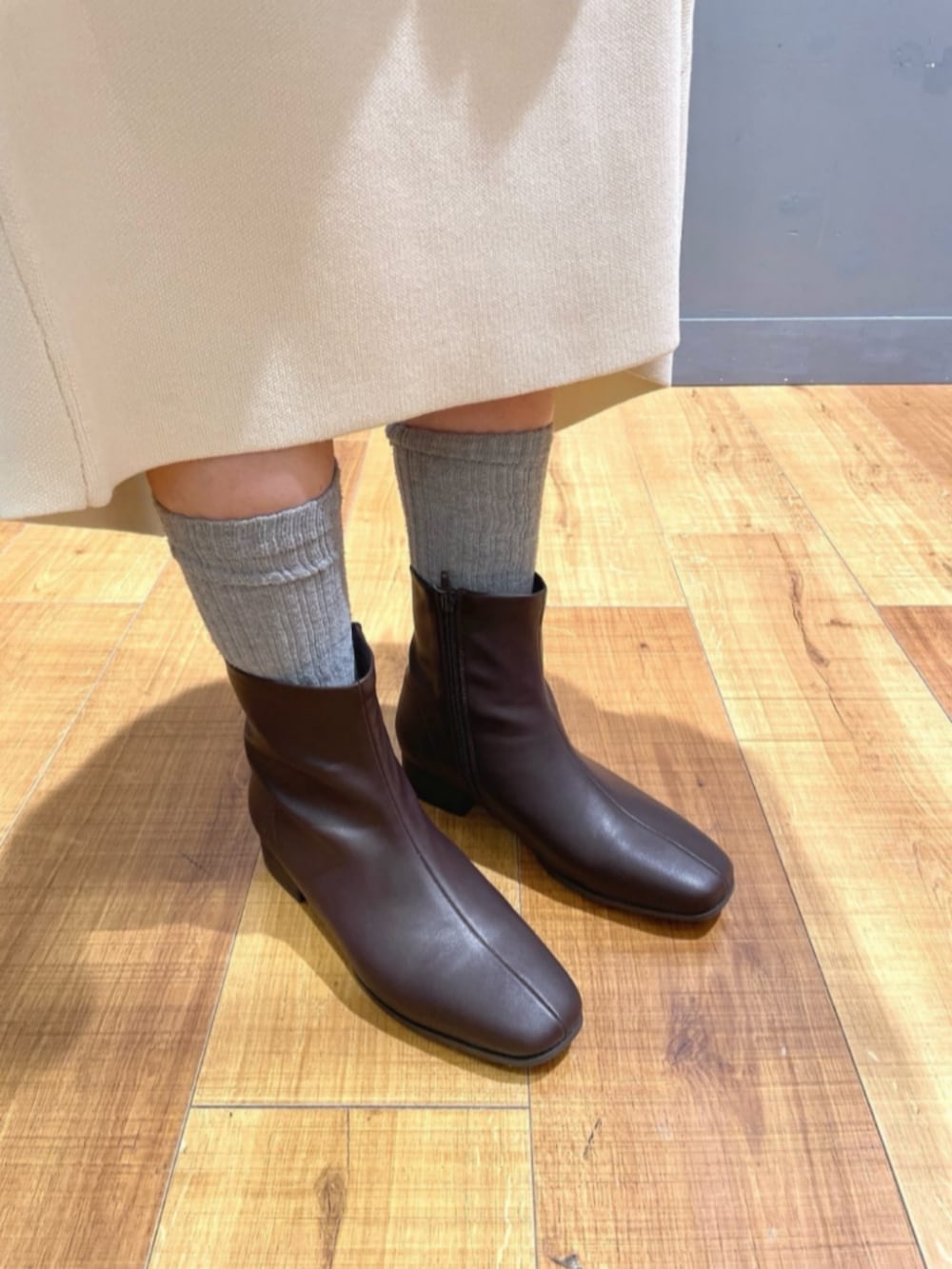 ホワイト系のTシャツ/カットソー、ベージュ系のショルダーバッグ、ブラック系のブーツを着用したレディースの冬コーディネートの10枚目の写真