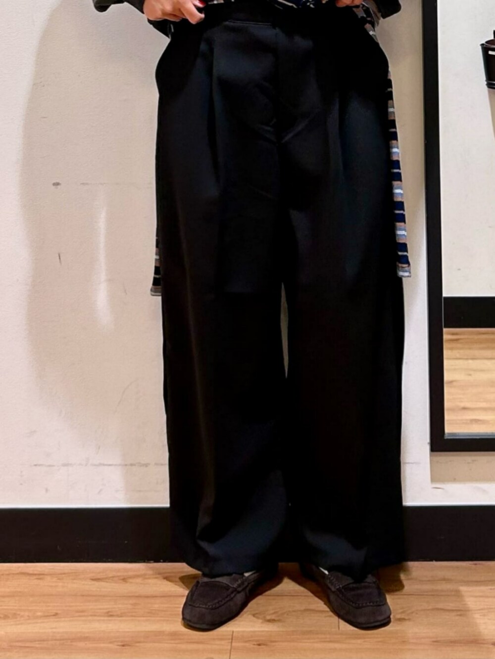 ブラック系のその他パンツ、ブラック系のショルダーバッグ、ブラック系のスウェットを着用したレディースの秋コーディネートの6枚目の写真