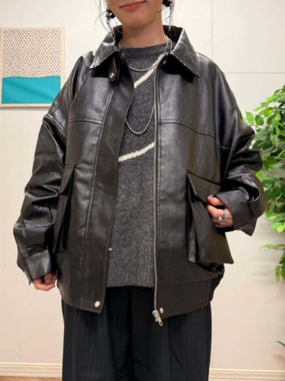 ブラック系のブルゾン、グレー系のTシャツ/カットソー、ブラック系のブーツを着用したレディースの冬コーディネートの4枚目の写真