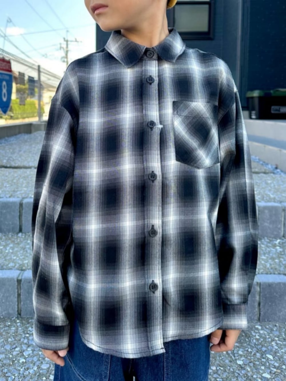 ブラック系のシャツ/ブラウス、ホワイト系のTシャツ/カットソー、グリーン系のスウェットを着用したキッズの冬コーディネートの6枚目の写真