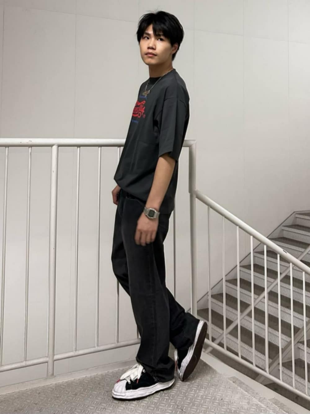 グレー系のTシャツ/カットソー、ブラック系のデニムパンツを着用したメンズの夏コーディネートの4枚目の写真