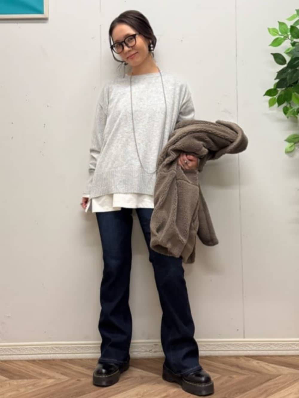 ホワイト系のTシャツ/カットソー、ブルー系のデニムパンツ、ブラウン系のその他アウターを着用したレディースの冬コーディネートの5枚目の写真