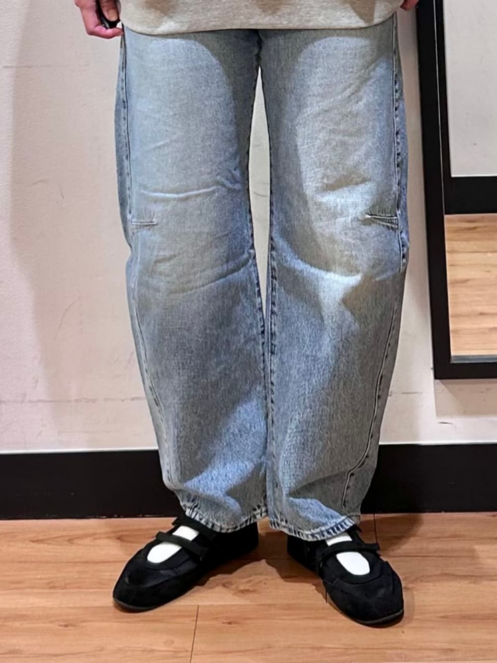 グレー系のスウェット、ブラック系のショルダーバッグ、ブルー系のデニムパンツを着用したレディースの冬コーディネートの8枚目の写真