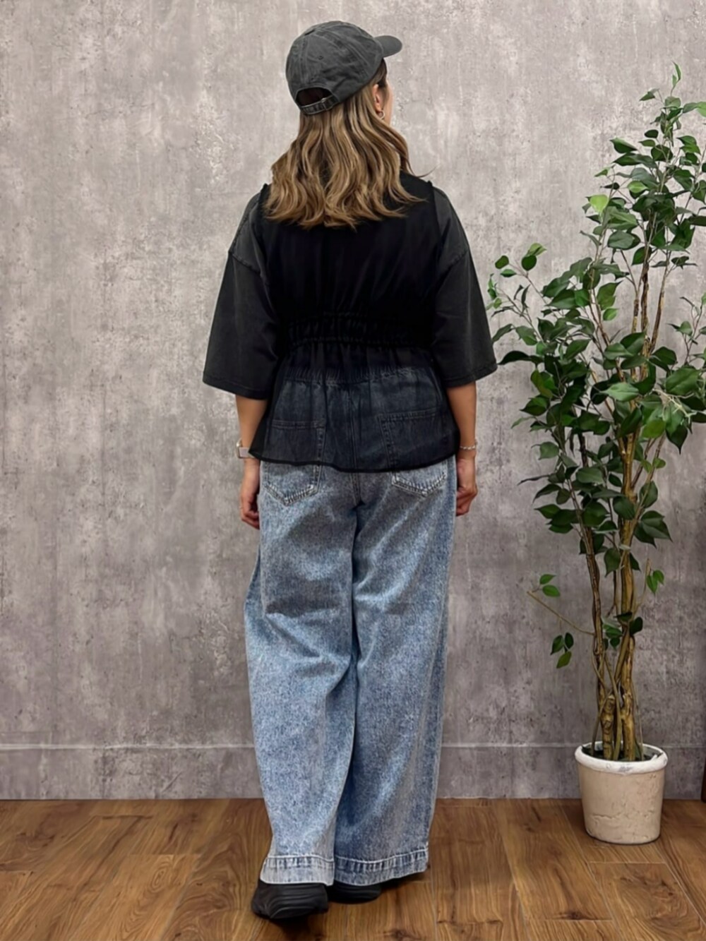 ブラック系のその他トップス、その他のTシャツ/カットソー、ブルー系のデニムパンツを着用したレディースの秋コーディネートの3枚目の写真