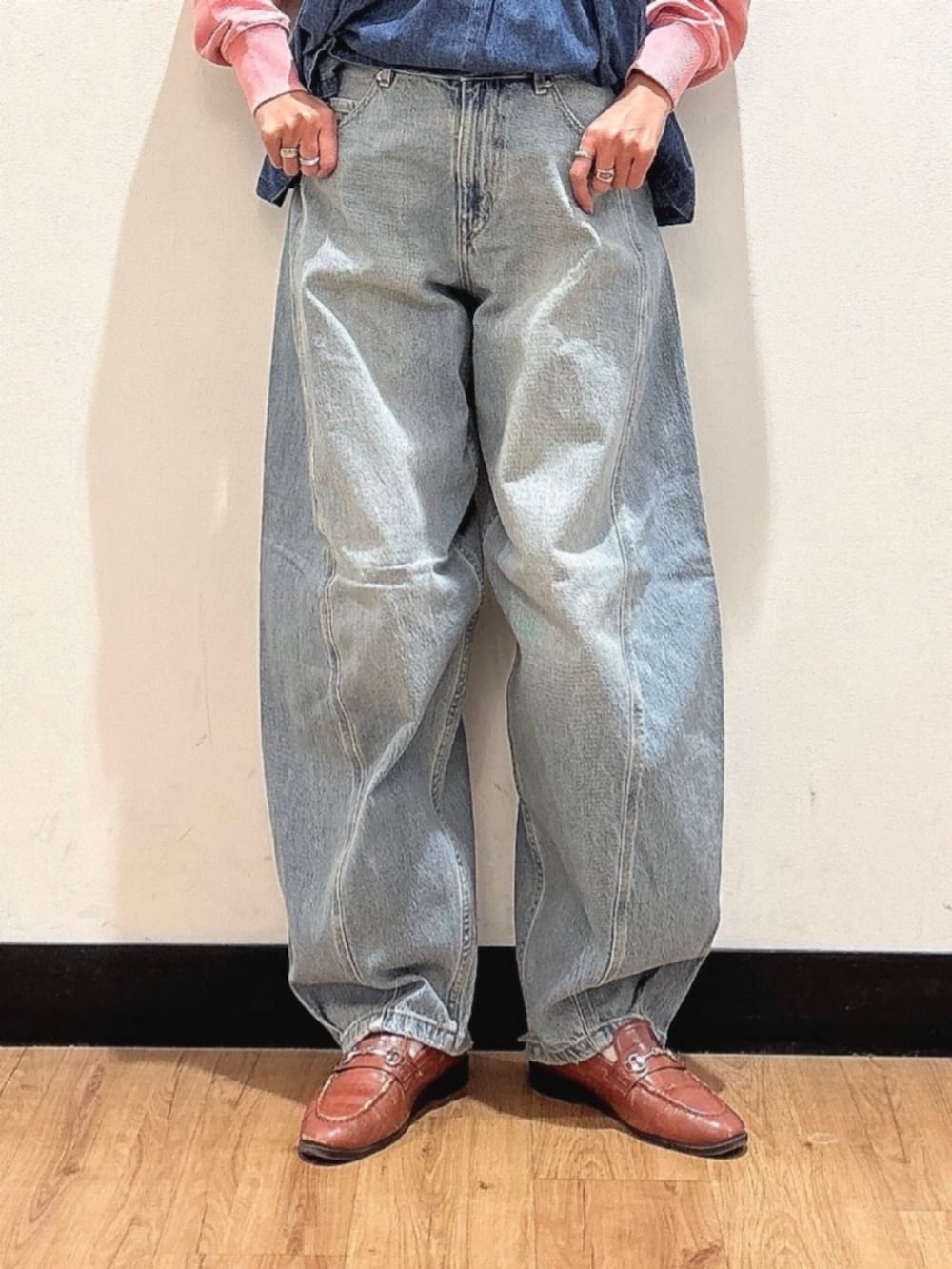 ピンク系のスウェット、ブルー系のその他トップス、ブルー系のデニムパンツを着用したレディースの冬コーディネートの8枚目の写真